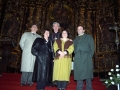 El obispo Antonio Arregi junto un grupo de personas en la iglesia parroquial de San Miguel