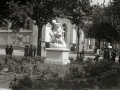 VISTA DE UNA ESTATUA SITUADA EN LA ALAMEDA DEL BOULEVARD Y DONDE TAMBIEN SE VE EL EXTERIOR DEL MERCADO DE LA BRETXA. (Foto 1/1)