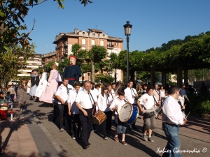 Banda de musica y txistularis de Beasain con los gigantes