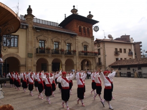Dantzaris de Igartza en el ayuntamiento