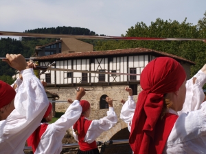 Ezpatadantzaris de Igartza llegando a Igartza