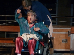 Atsoak dantzan kale ikuskizuna