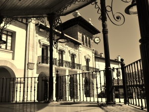 Plazako kioskoa eta udaletxea