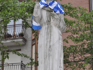 San Martin Beasaingo futbol taldeko banderarekin