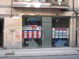 Salaketa inmobiliaria baten aldamenean