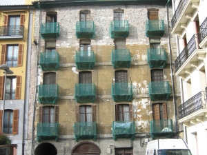 Plaza Berriko eraikin bat.