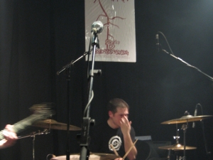 Deabruak Teilatuetan Bonberenean. Iñigo Arruti baterijolea.