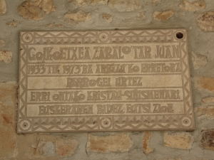 Arbizuko elizako oroigarria.
