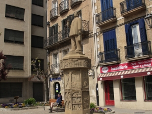 Eskultura bat Lizarran.