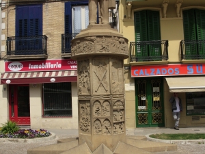Eskultura bat Lizarran.