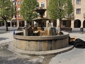 Santiago Plazako iturria.