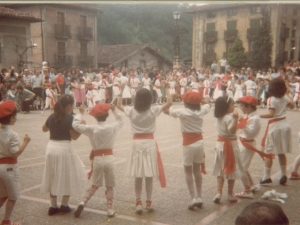 Aurresku en las fiestas del pueblo.