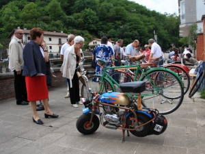 Motorrak eta bizikletak erakusketan.