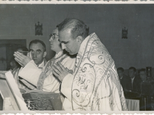 Apaizak meza ematen.