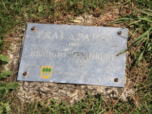 Txalapartaren eskultura.