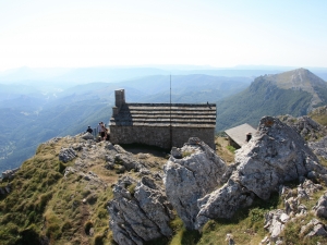 Aizkorriko ermita eta aterpea.