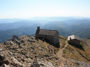 Aizkorriko ermita eta aterpea.