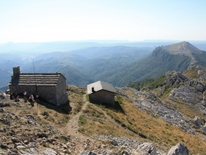 Aizkorriko ermita eta aterpea.