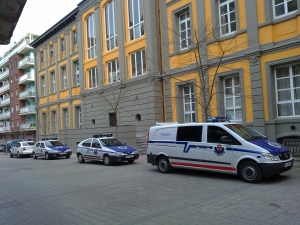 Ertzaintzaren ibilgailuak.