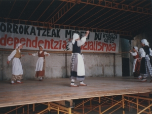 Dantzariak oholtza gainean Santa Fe jaietan
