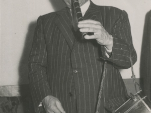 Jacinto Galarza Mujika bere omenaldi egunean txistua jotzen
