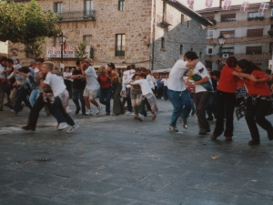 Santa Fe jaietako jolasak eta, atzean, Albisu etxea