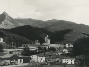 1963an eraikitako Bilore enpresaren ikuspegia. Atzean, Txindoki mendia