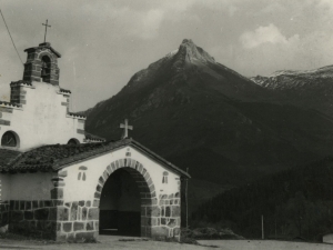 Saturdi ermita eta, atzean, Txindoki mendia